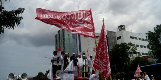 Cerita Sekjen FUI soal persidangan Ahok di hadapan massa demo