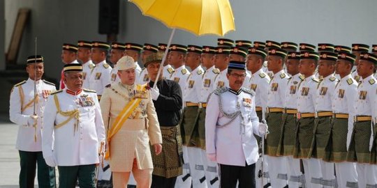 Sultan Muhammad V dari Kelantan dinobatkan sebagai Raja Malaysia