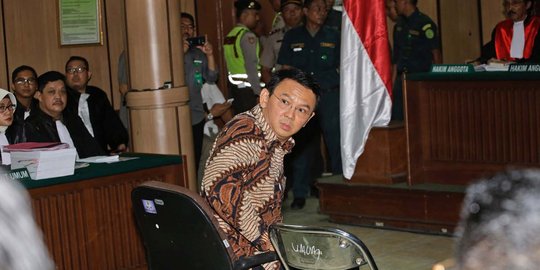 Cerita di balik foto kakak angkat peluk Ahok usai sidang