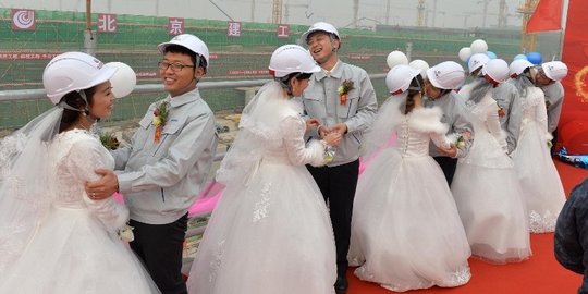 Uniknya pernikahan massal pekerja konstruksi bandara di Beijing