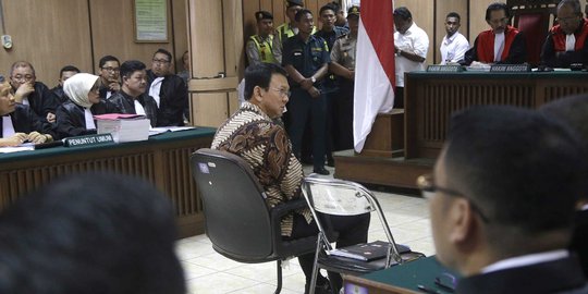 Sudah jadi terdakwa, Ahok tidak langsung diberhentikan sementara