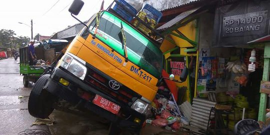 Hindari kendaraan lain, truk sampah oleng di gang sempit