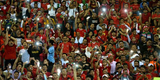 Tak dapat tiket, suporter tetap setia dukung Timnas di luar stadion