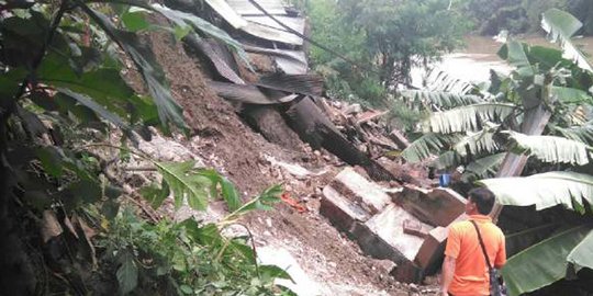 Karena longsor, rumah pengusaha tahu di Sulsel ambruk & masuk sungai