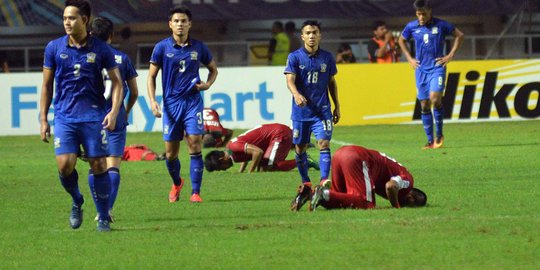 Sujud syukur pemain Indonesia usai menang dramatis atas Thailand