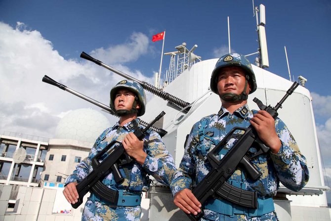 tentara china jaga pulau buatan di laut china selatan