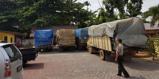 Empat sopir truk pembawa truk kayu ilegal kabur saat dirazia polisi