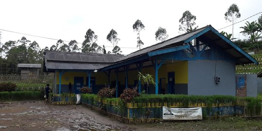 Pemandian air panas Tirta Bidadari yang menyegarkan
