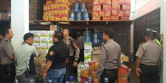 Razia gudang dan toko, polisi temukan mi instan & obat kedaluwarsa