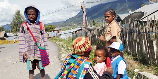 Krisis listrik, pelajar Puay Papua harus jalan 20 Km untuk sekolah