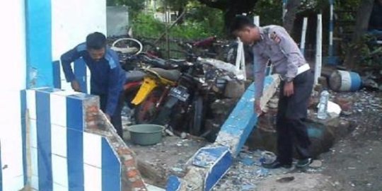 Usai turunkan penumpang, bus diseruduk truk hingga tabrak pos polisi