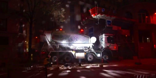 Di tangan seniman Prancis ini truk  molen  jadi lampu disko 