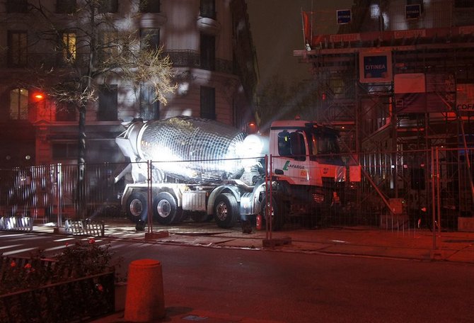 Di tangan seniman Prancis ini truk  molen  jadi lampu disko 