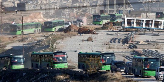 Evakuasi ribuan warga meninggalkan kota perang Aleppo