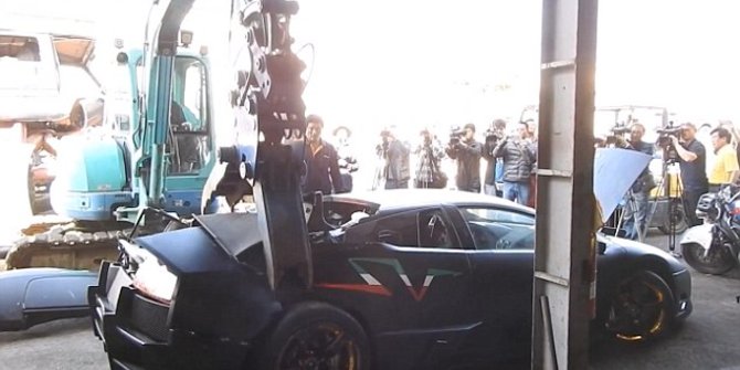 [Video] Mobil Lamborghini berpelat palsu di Taiwan dimusnahkan