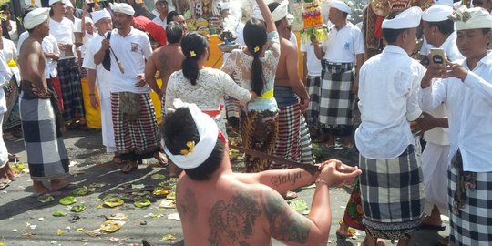 Puluhan warga adat kesurupan, jalur ke Pantai Kuta ditutup 5 jam