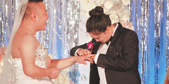 Tak mau istri terlihat gemuk, pria China rela pakai gaun pengantin