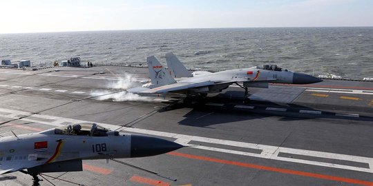 Aksi jet dan kapal perang China latihan pakai amunisi sungguhan