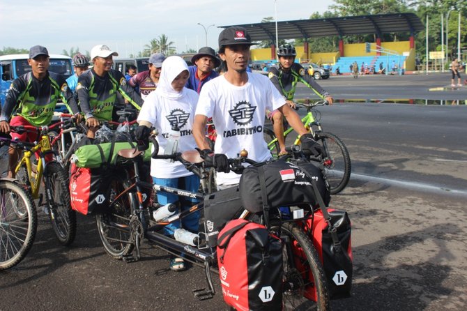 suami istri keliling dunia pakai sepeda tandem
