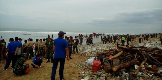Prajurit TNI/Polri & PNS Badung terjun ke Pantai Kuta dari sampah