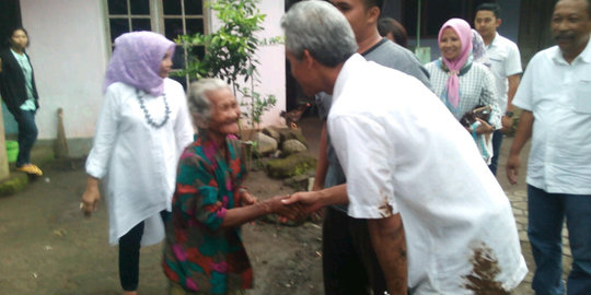 Hadiri peluncuran buku, Ganjar malah jatuh terpeleset