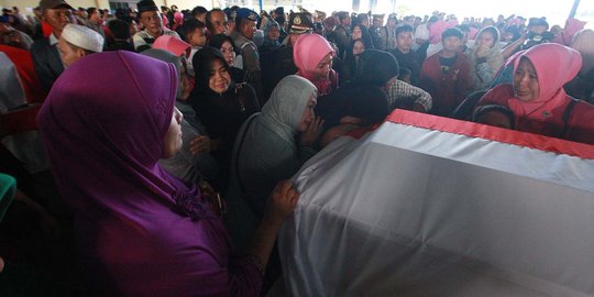 Isak tangis iringi pemakaman Kompol Safran, korban pesawat jatuh