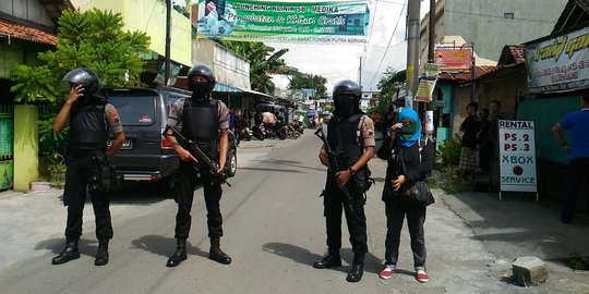 Densus 88 geledah rumah terduga teroris, sita paralon & jeriken