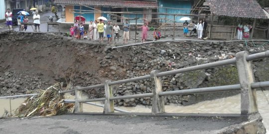 Diguyur hujan terus menerus, jembatan trans Kalimantan ambruk