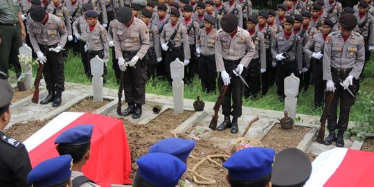 Dua jenazah korban pesawat Sky Truck dimakamkan di TMP Giri Tunggal