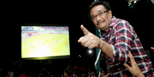 Keseruan Djarot nobar Thailand vs Indonesia di Rusun Marunda