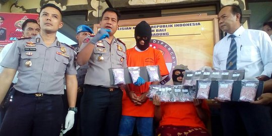 Ibu dan anak dicokok polisi saat ambil paket 4.200 pil ekstasi