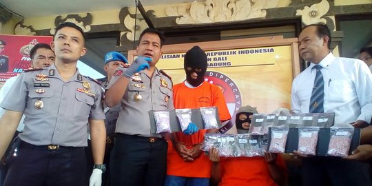 Ambil paket berisi ribuan pil ekstasi, ibu dan anak dibekuk petugas