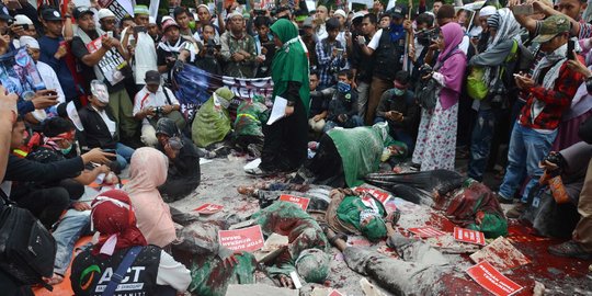 Aksi solidaritas untuk korban perang Aleppo di depan Kedubes Rusia