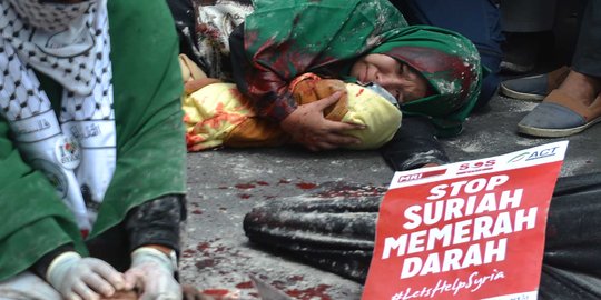 Aksi treatikal Ormas Islam kecam perang Aleppo di Kedubes Rusia