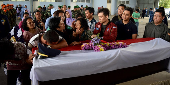 Jasad Kapten Saragih tiba di Medan, istri jatuh pingsan