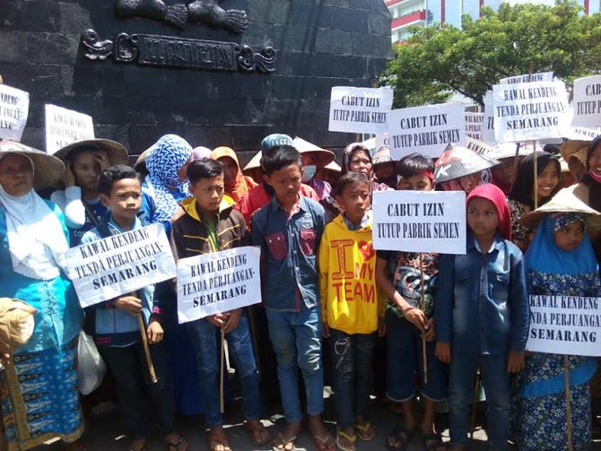 wanita dan anak anak demo tolak semen rembang di kantor ganjar