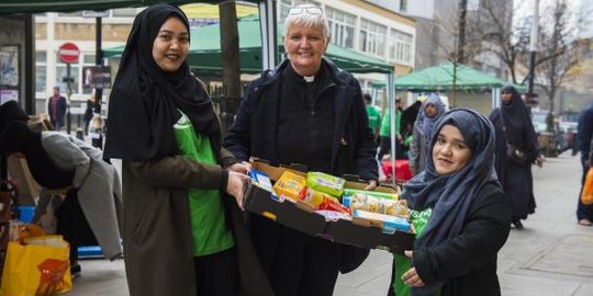 Jelang Natal, muslim London bagikan 10 ton makanan untuk 