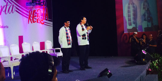 Lagi asyik nyanyi, Ahok-Djarot dikagetkan kehadiran sang bunda