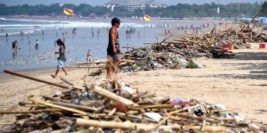 Tumpukan sampah dari lautan cemari Pantai Kuta