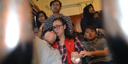 Dihadiri 3 anak terdakwa, sidang kasus penipuan diwarnai isak tangis