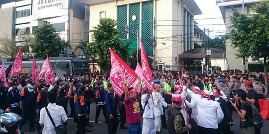 Jelang sidang Ahok, massa sudah tumpah ruah di depan gedung PN Jakut