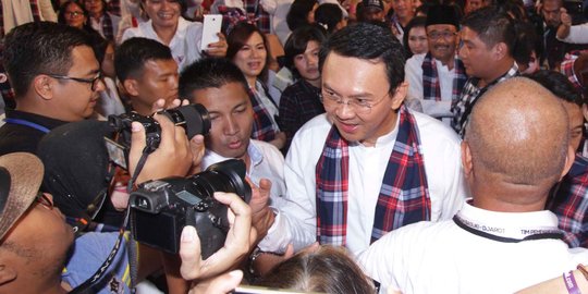 Senyum dan lambaian tangan Ahok pada Prasetio jelang sidang dimulai