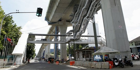 Melihat pembangunan JPO di bawah JLNT Transjakarta Tendean-Ciledug