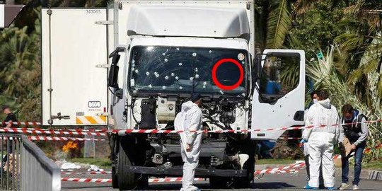 Modus baru teror di Eropa, tabrakkan truk ke kerumunan massa