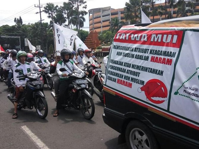 fpi konvoi keliling surabaya