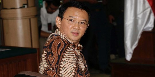 Pelukan kakak dan bisikan adik di sidang Ahok