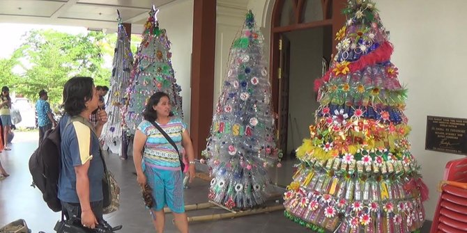 Pohon Natal setinggi 3 meter di Bali dibuat dari  bahan  