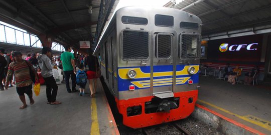 Malam tahun baru, commuterline beroperasi sampai pukul 02.00 WIB