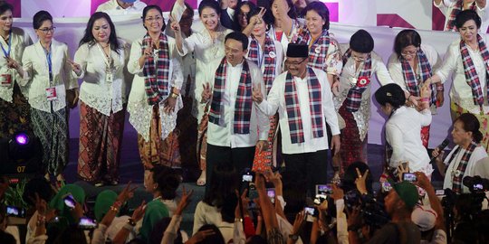 Ahok curhat tangannya sering kena cakar saat warga berebut swafoto