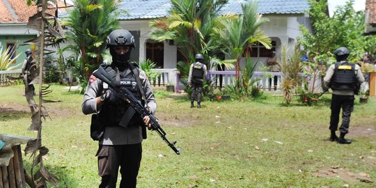 Aksi Densus 88 kepung lokasi penggerebekan teroris di Tangsel